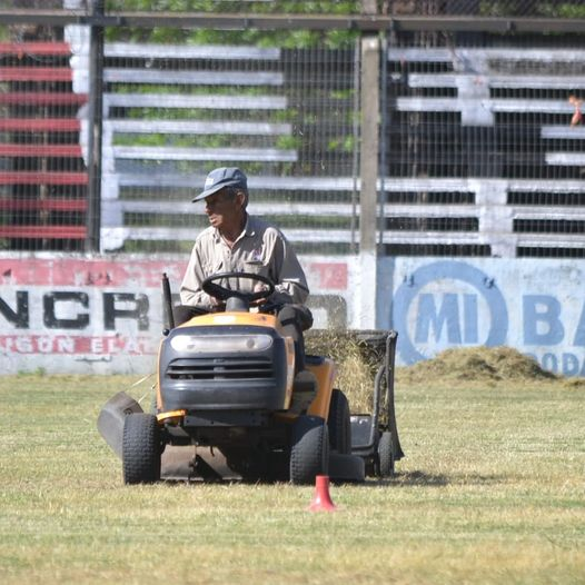 Robaron tractor de mantenimiento del c�sped de la cancha de Douglas Haig
