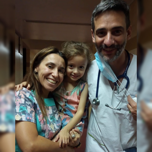 Mujer agradecida con los mdicos que salvaron a la hija