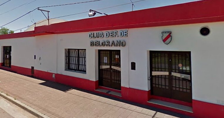 Chocó con su auto contra  el frente del club Defensores