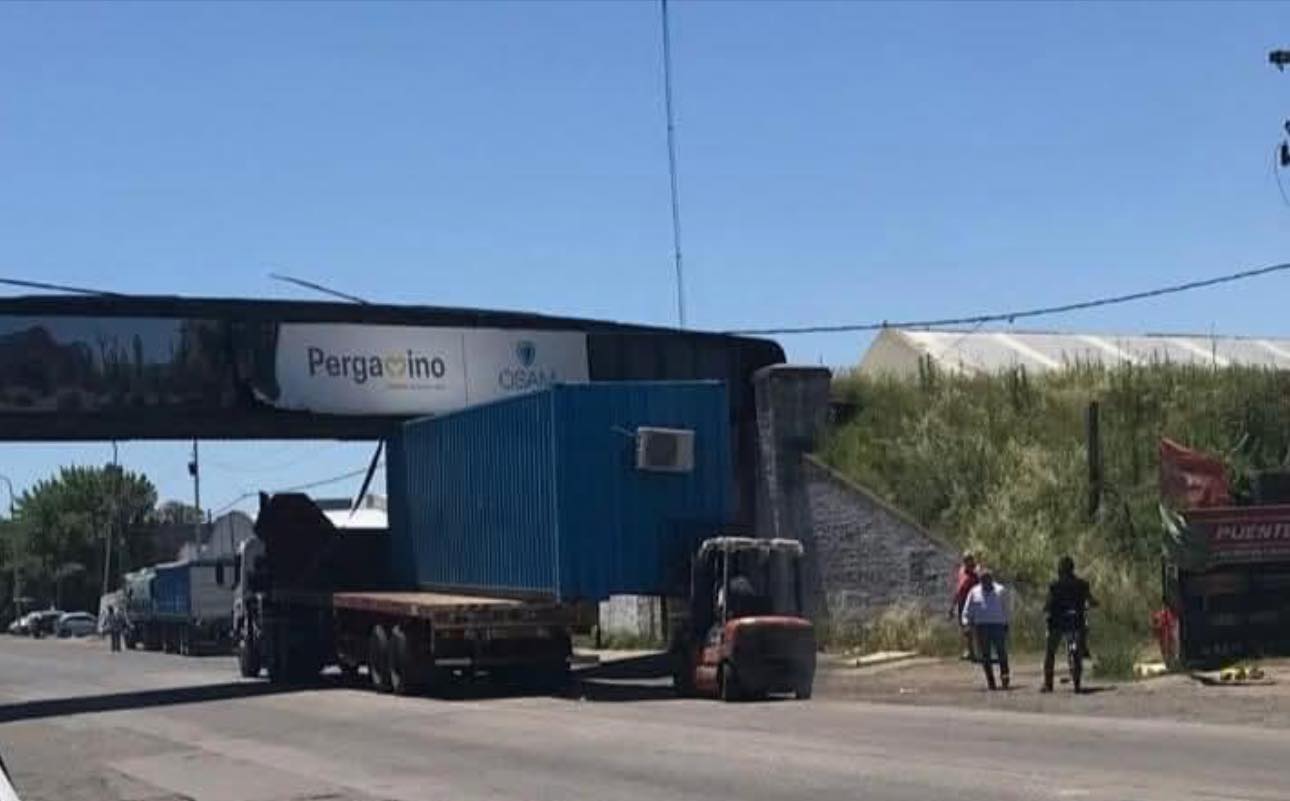 Un camión quedó atascado en el puente 