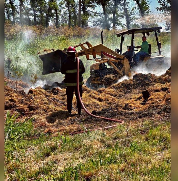 Se incendió un camión cargado con fardos, le pidieron una pala mecánica al Municipio, pero se la negaron