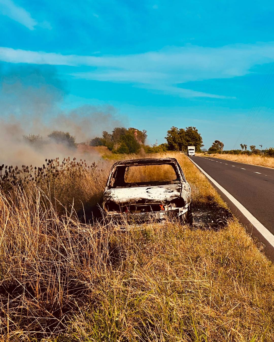 Incendio de auto en Ruta N° 8: Conductor ileso tras sufrir un fuerte principio de fuego.