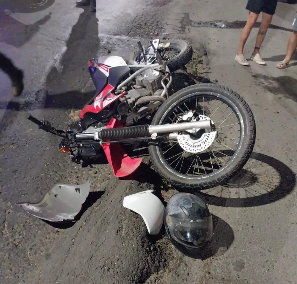 Un hombre gravemente herido  en un choque entre dos motos