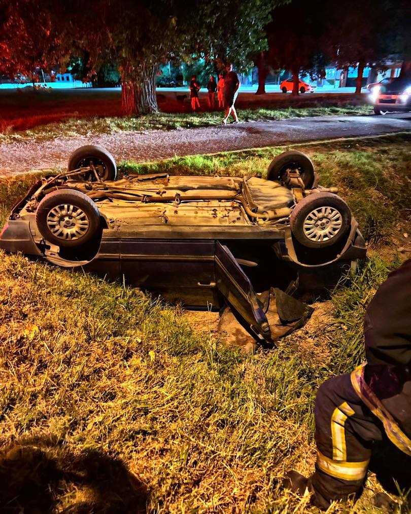 Los Bomberos rescataron  a dos personas luego  del vuelco de un auto