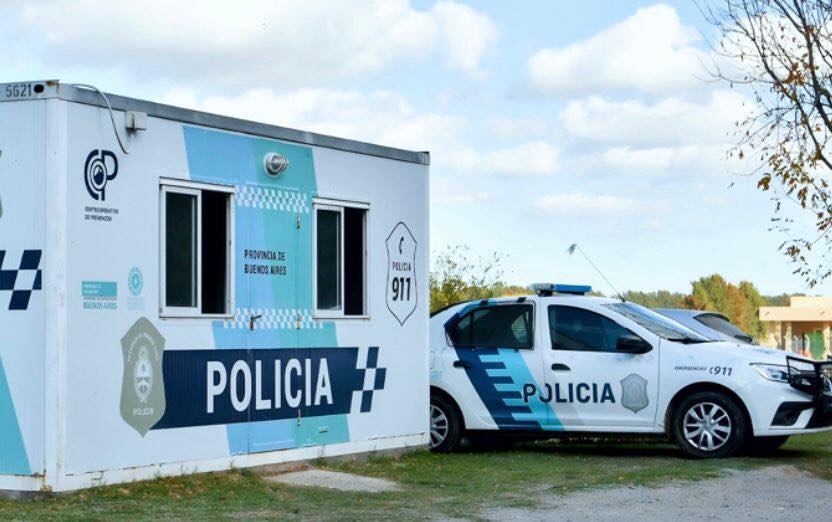 Ingresó a una sede policial  pateando la puerta e intentó  golpear a uno de los oficiales