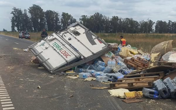 Falleció un hombre al volcar  con su camión en la Autopista