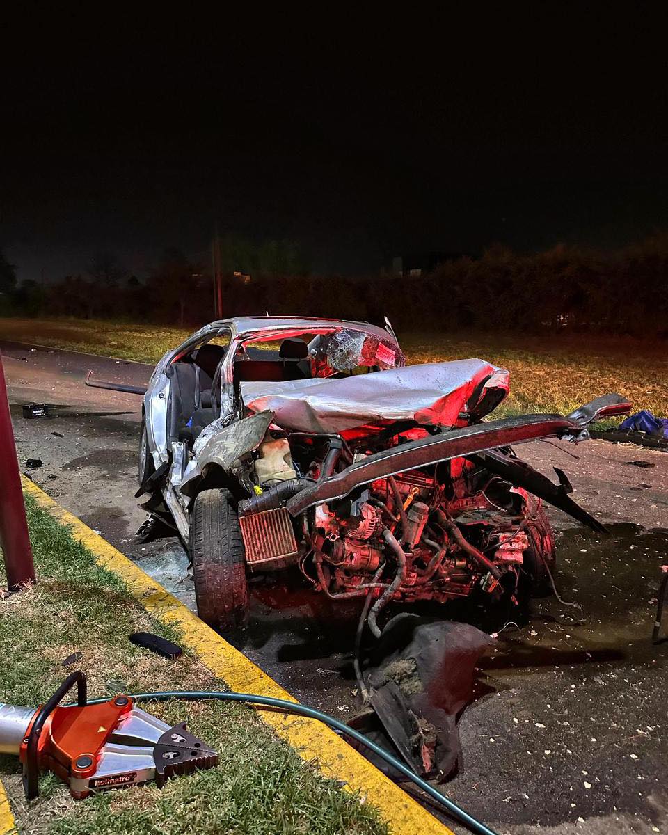 Un auto chocó contra tres  columnas de alumbrado y su  conductor se salvó de milagro