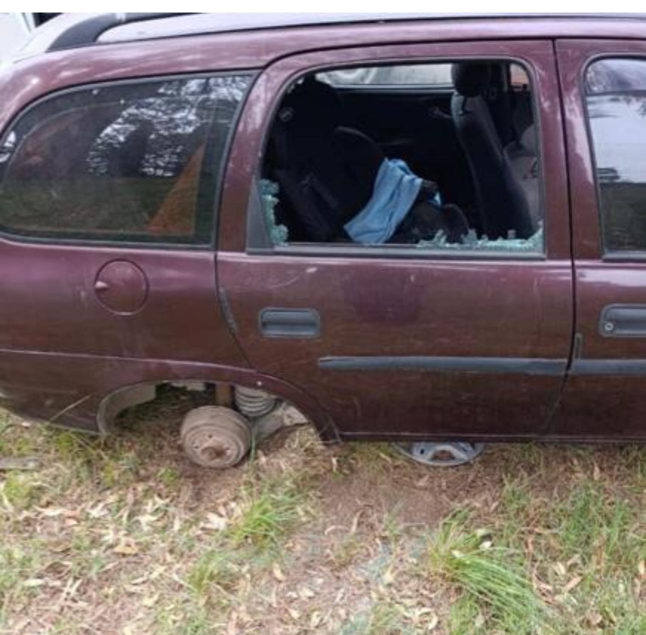 Encontraron un auto abandonado  y le faltaban dos cubiertas 