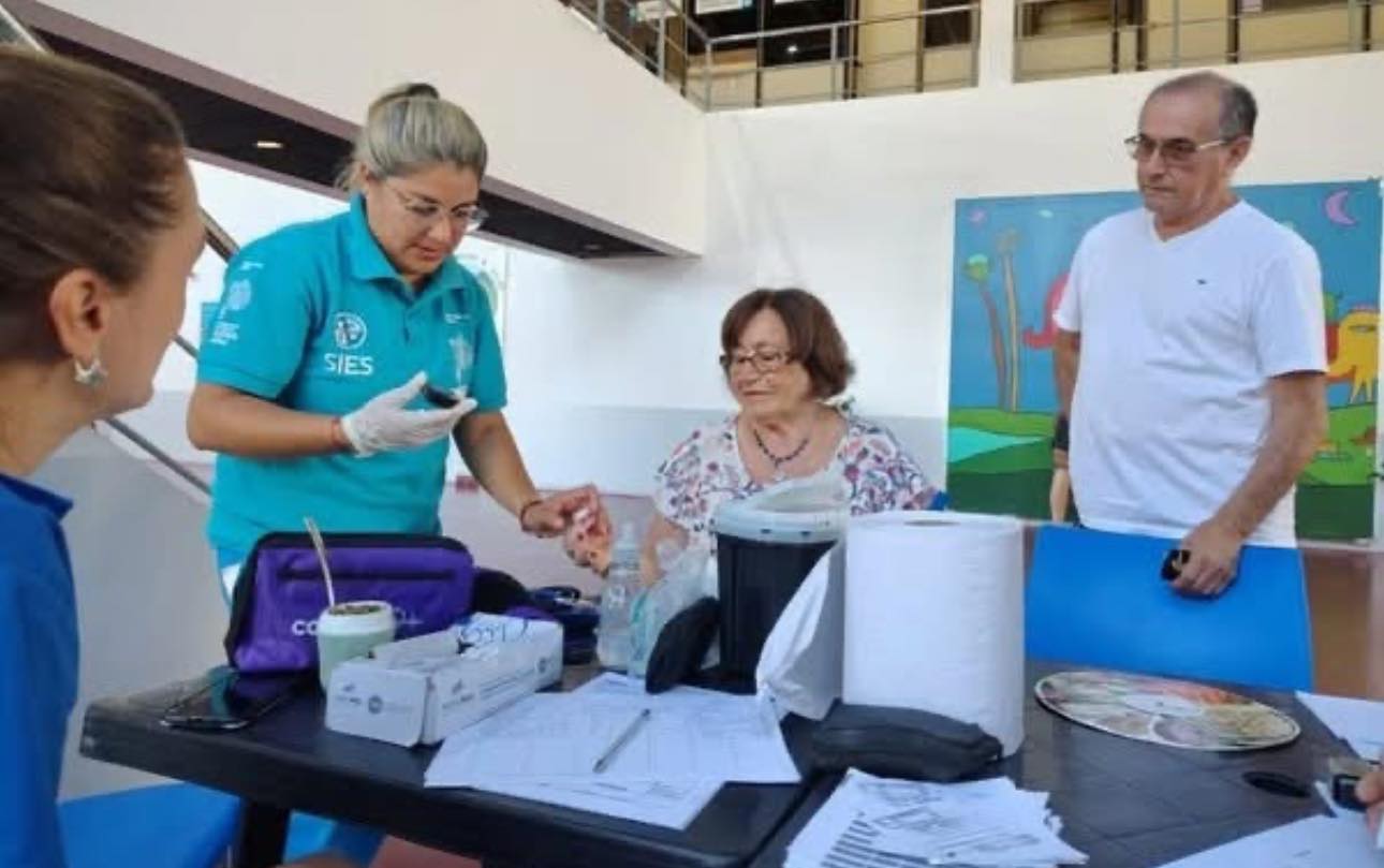 Se realizaron testeos de glucemia en el hall del hospital 'San José'