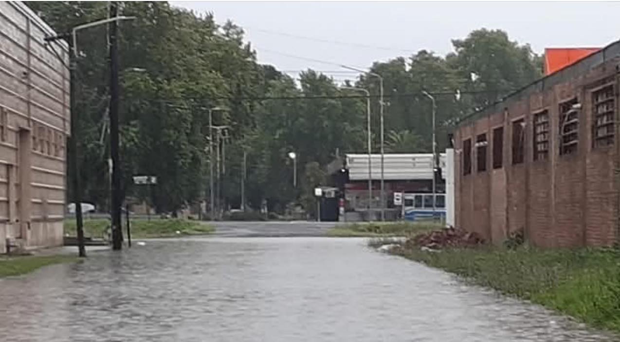 Lluvias intensas: calles anegadas y reclamos vecinales