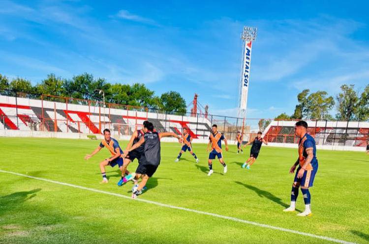 Douglas superó a Regatas de San Nicolás en su primer  amistoso de pretemporada 