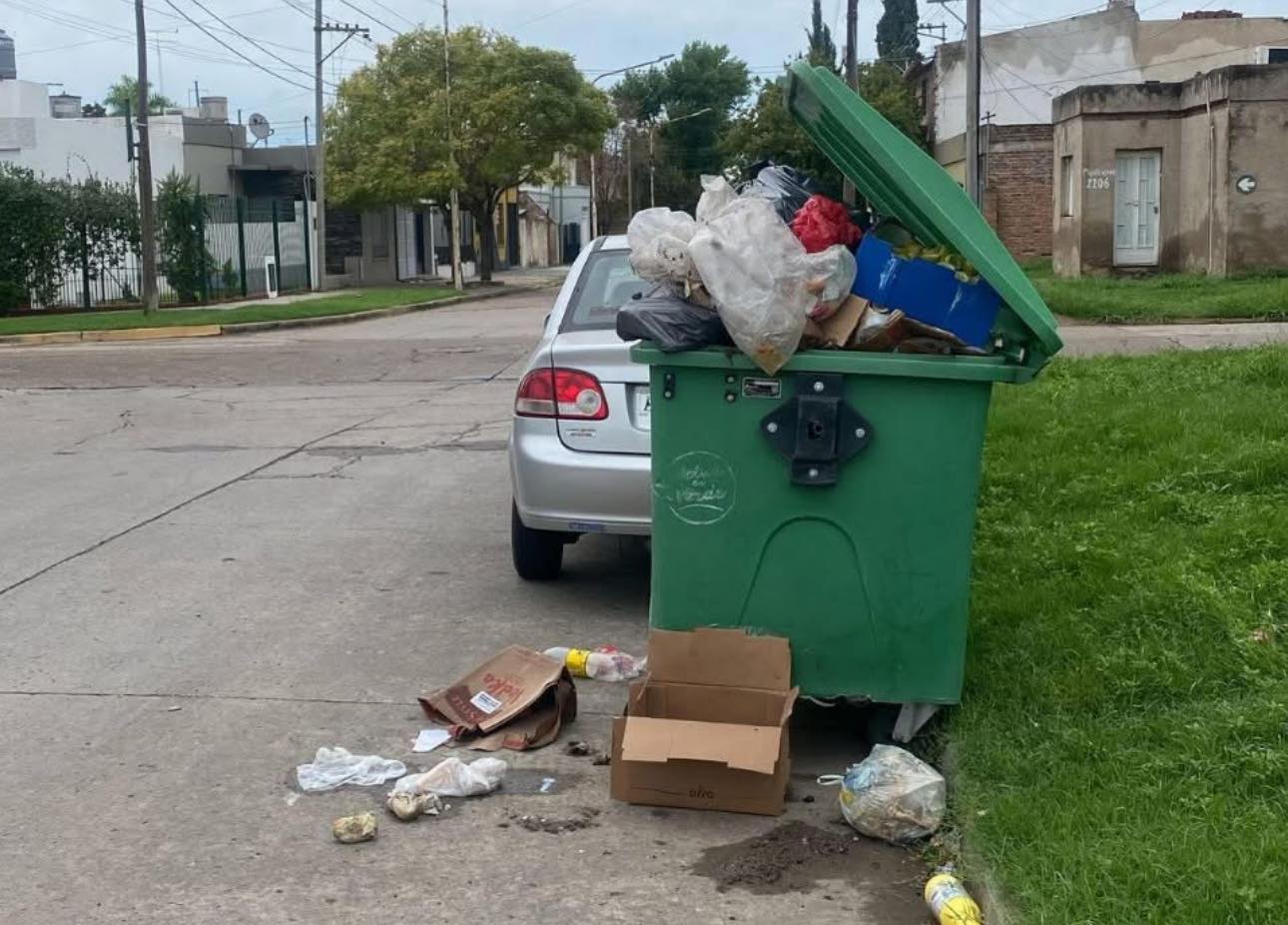 Contenedores desbordados en barrio Centenario