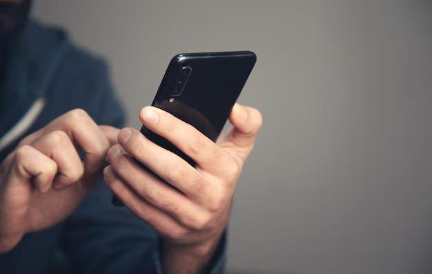 'Visitó' a su expareja y  se llevó un teléfono, un  juego de llaves y escapó