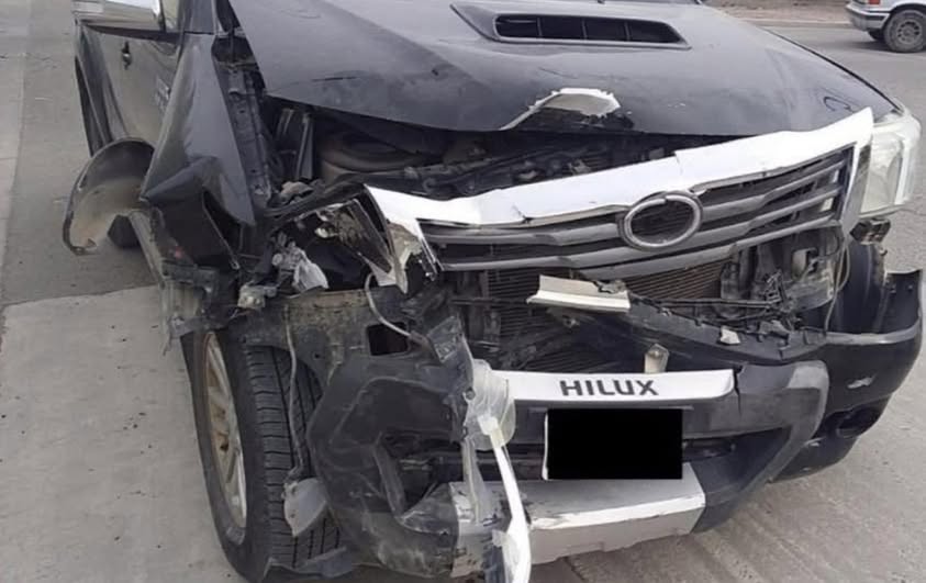 Una mujer herida al chocar un auto y una camioneta