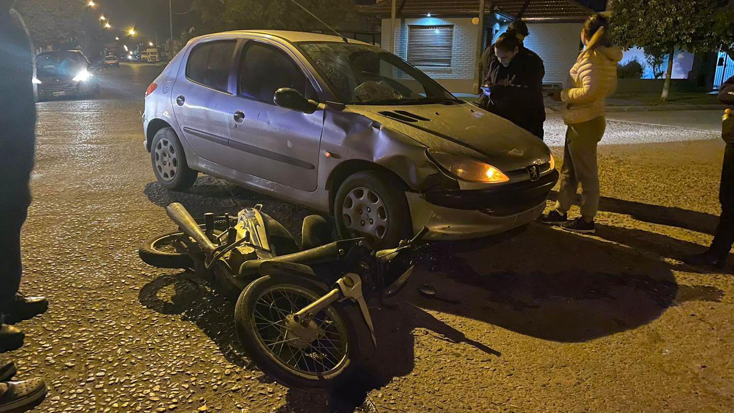 Un joven motociclista sufrió  traumatismo de cráneo  tras un choque en el centro