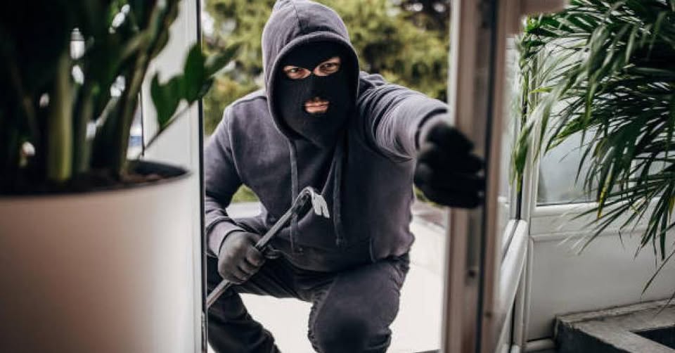 Ingresaron a una casa, golpearon  a dos mujeres y se llevaron  dinero en efectivo y celulares