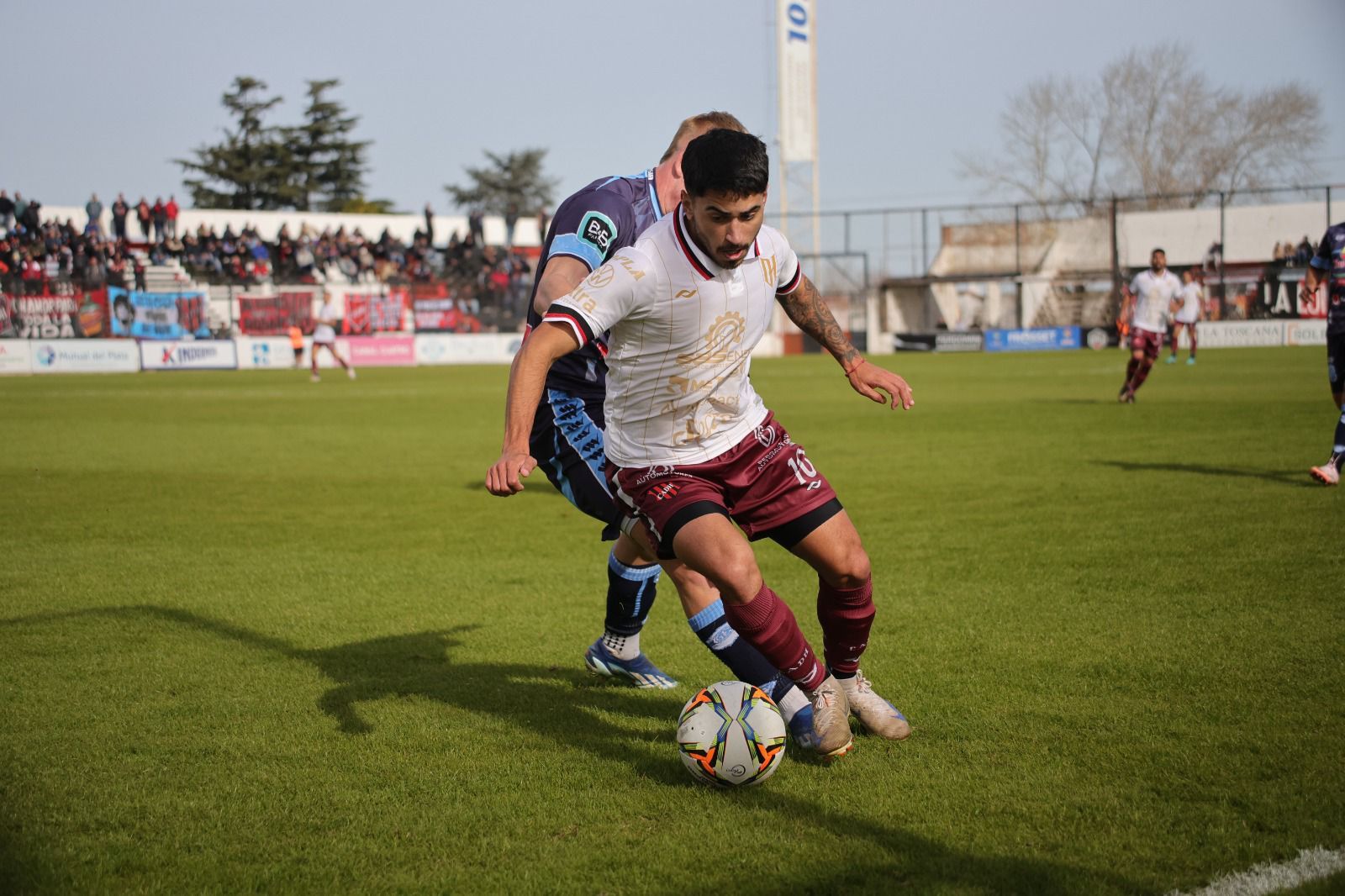 Douglas ganó y quedó a  un paso de la clasificación