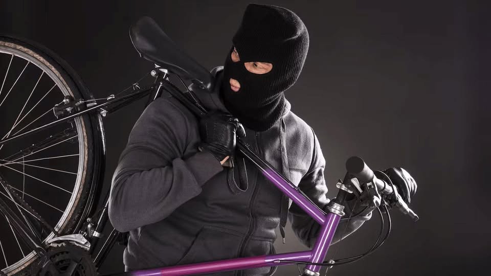 Denunció que le robaron la  bicicleta mientras dormía