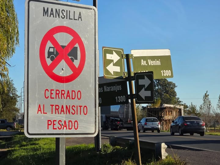 Confusión en la señalización: Prohibición de transporte pesado en calle Mancilla