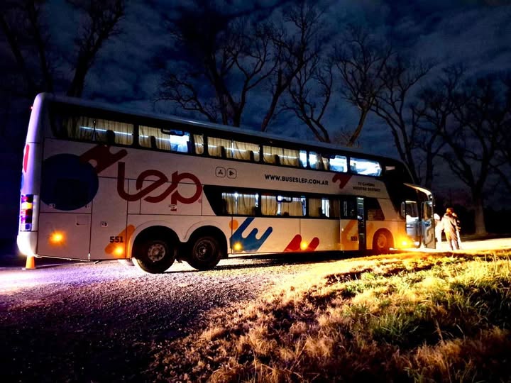 Grave accidente en ruta 8: un  joven resultó herido mientras cambiaban un neumático