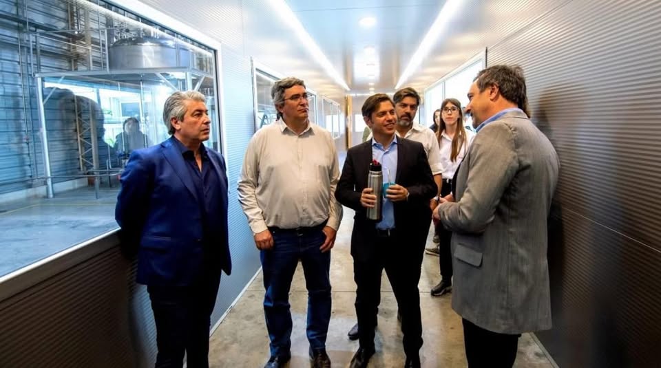 Kicillof visita la ciudad para entregar escrituras, equipamiento del SAE y motos a la Policía