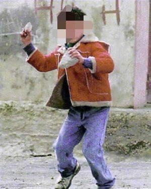 ¡Niños furiosos! Lo amenazaron  con un hierro, corrieron y  rompieron vidrios de su casa