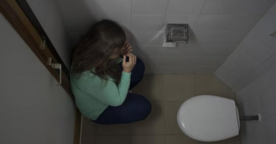 Horror en Pergamino: encerró  a su hija en el baño durante  cuatro horas como castigo