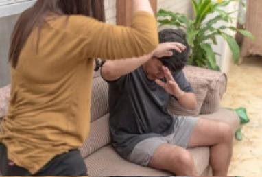 Una mujer ingresó por la ventana  a la casa de su ex, lo golpeó y  amenazó con quemarle la moto