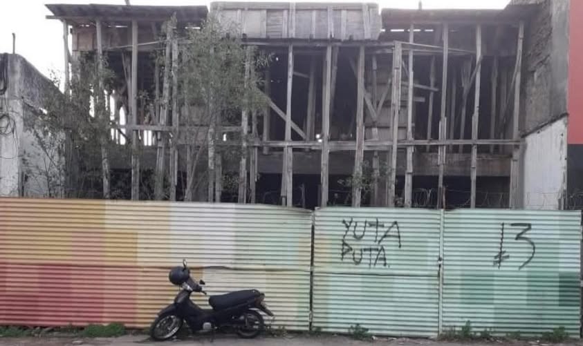 ¿Hasta cuándo? Denuncian riesgo sanitario por obra abandonada en Azcuénaga al 500