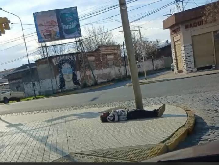 Una siesta que interpela: la postal  del miércoles en Merced y Alsina