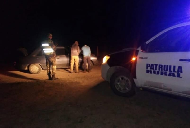 Encontraron a jóvenes en una situación inusual en un vehículo