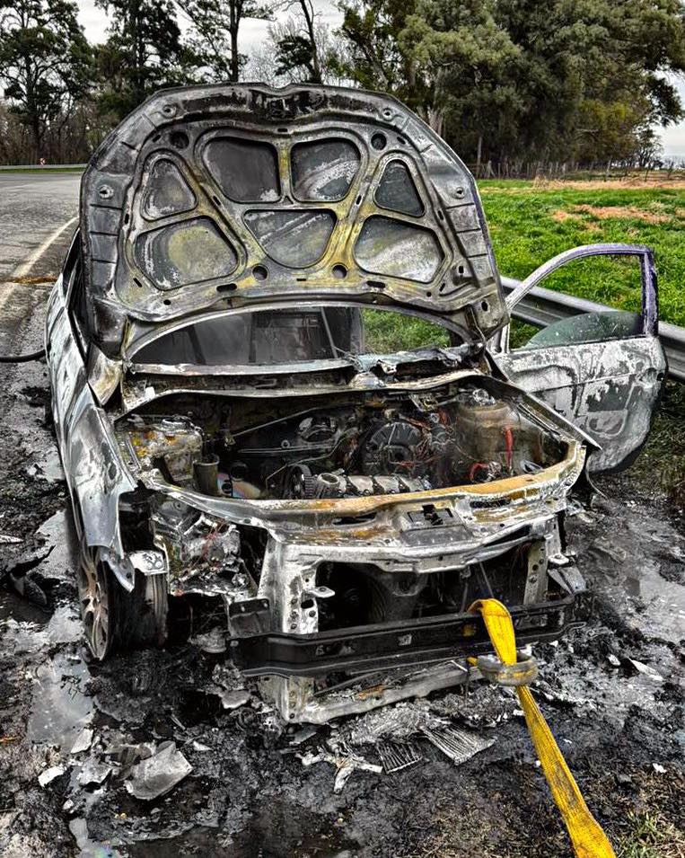 Dos autos incendiados en menos  de 24 horas con intervención  de los Bomberos Voluntarios