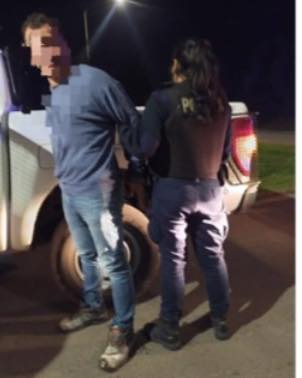 Detuvieron a un hombre por  agredir a su pareja con  nunchakus y una cuchilla