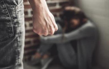 Violencia por celos: una  menor golpeada por su pareja
