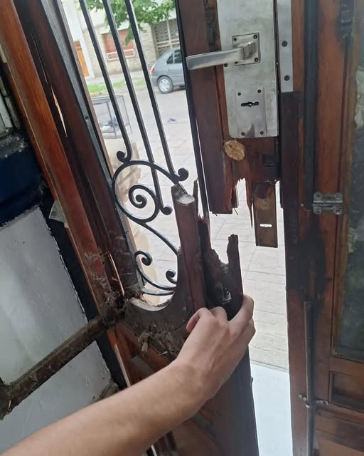 Ingresó a la vivienda de su  ex, rompió una puerta y la  amenazó con un arma blanca