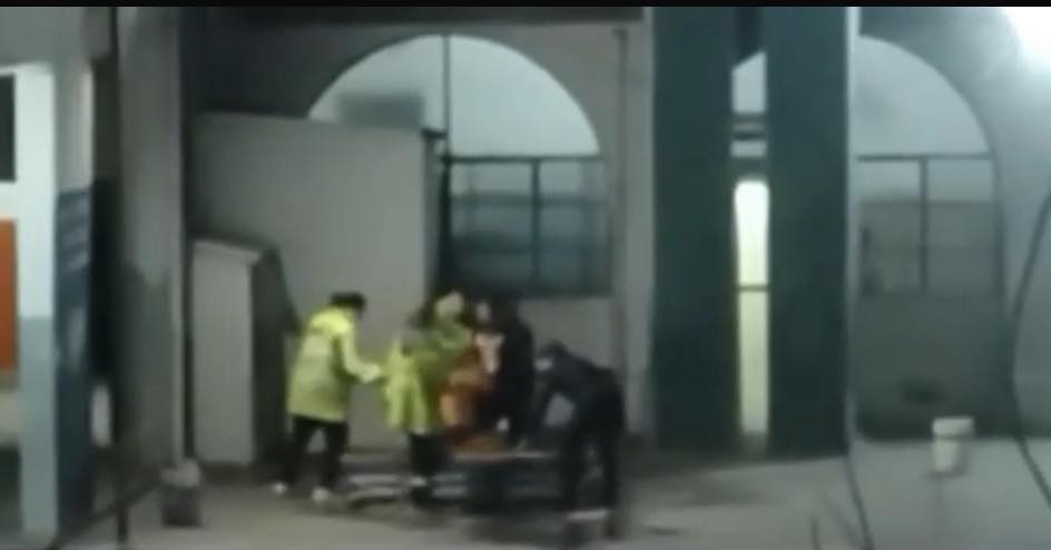 Pánico en Escuela del Centro: auxiliar escolar sufrió brote psicótico y fue trasladado de urgencia 