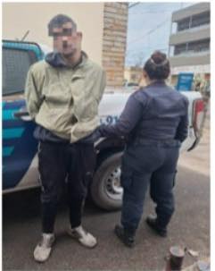 Fue detenido luego de atacar y  amenazar de muerte a su padre  y hermana con un cuchillo
