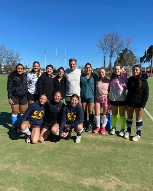 El técnico de Las Leonas brindó  una clínica en Gimnasia para  formar entrenadores y jugadores