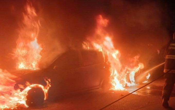 Escuchó una explosión y  al salir a la calle, su auto  estaba prendido fuego