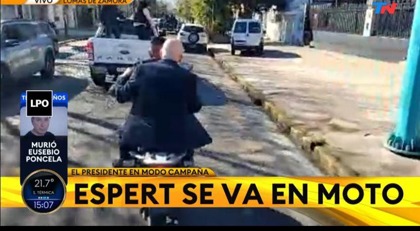 Piedrazos contra Milei en Lomas de Zamora: evacuaron la caravana y Espert escapó en moto