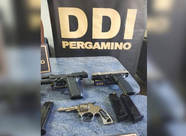 Tuvo una relación sentimental con un cura, lo denunció por violencia de género y le secuestraron un arsenal de armas