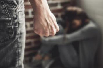 Un adolescente atacó  a golpes a su novia