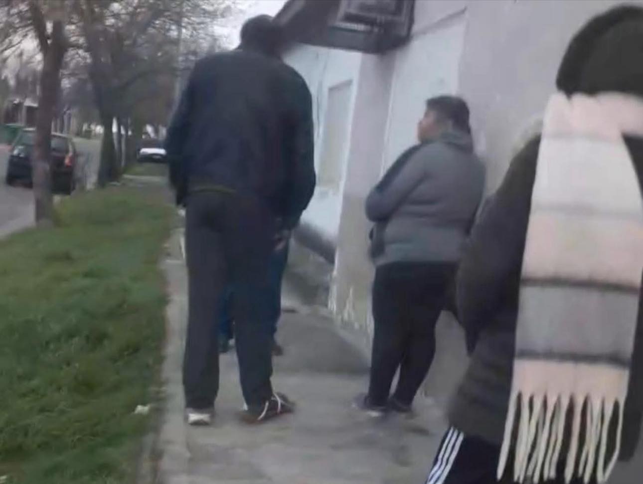 Atención por la ventana: el colapso silencioso de los centros de salud