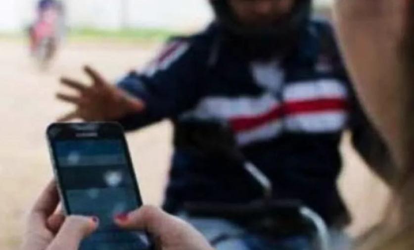 Motochorro le arrebató  el celular a una mujer 