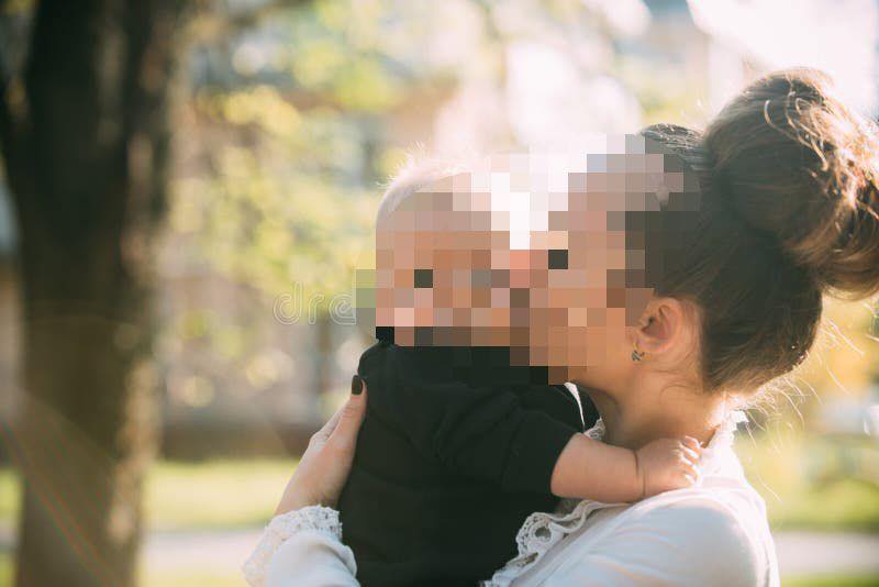 Recibió una puñalada de su pareja cuando tenía a su  hijo de un año en brazos 