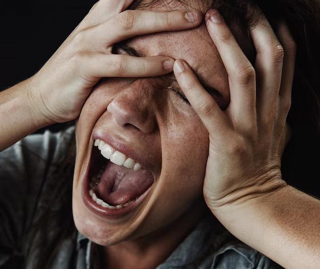 Un hijo de 15 años atacó  con un caño a su madre