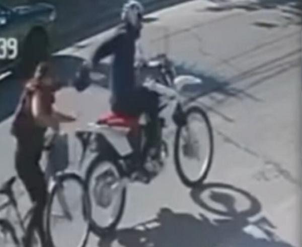 Motochorro le robó una  mochila con dinero y  pertenencias a una mujer
