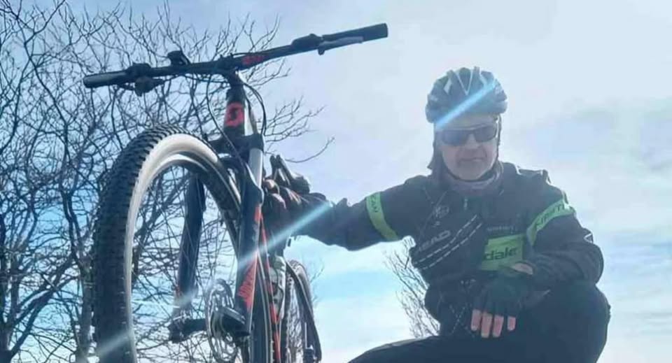 El profesor que convirtió el ciclismo en relatos rurales: 'Cada kilómetro es una historia'