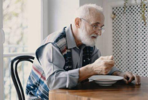 Un hombre de 79 años  acusa a su joven esposa  de intentar envenenarlo