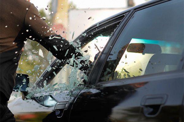 Un accidente dejó un menor herido y su padre rompió una parte del auto con una botella
